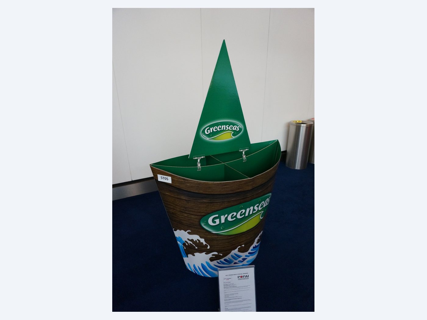 Boat-shape seafood display