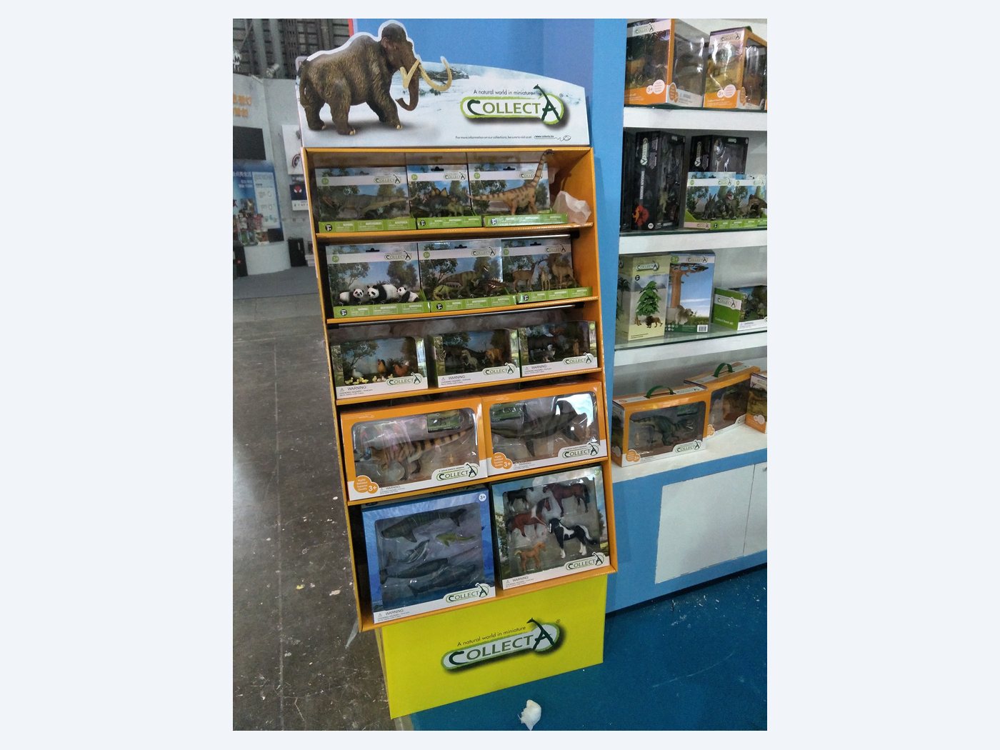Collector-model tiered stand